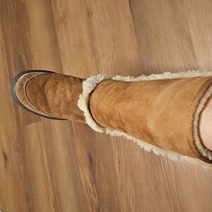 UGG Women's Tan Shearling Boots. Size 8 Super Cozy and Warm. Good Used Condition